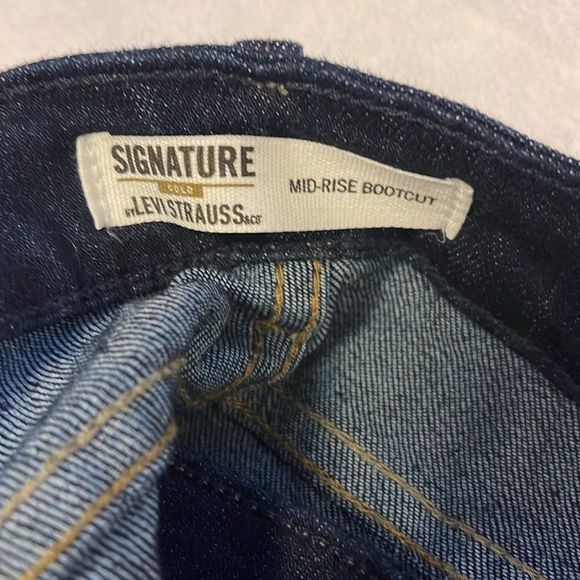 Signature Levi’s Women’s Plus Dark Denim Jeans Size 18 Midrise Boot Cut - Picture 3 of 7